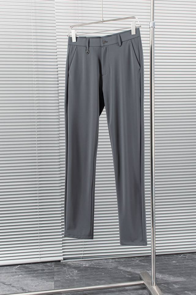 New# Tf * 轻奢时尚定制休闲西裤 简洁干练的风格 精致卓越的品质男装 每款的设计点跟舒适度都能做到平衡 刚刚上线的这款官网主打单品亦是如此 简洁大方 百